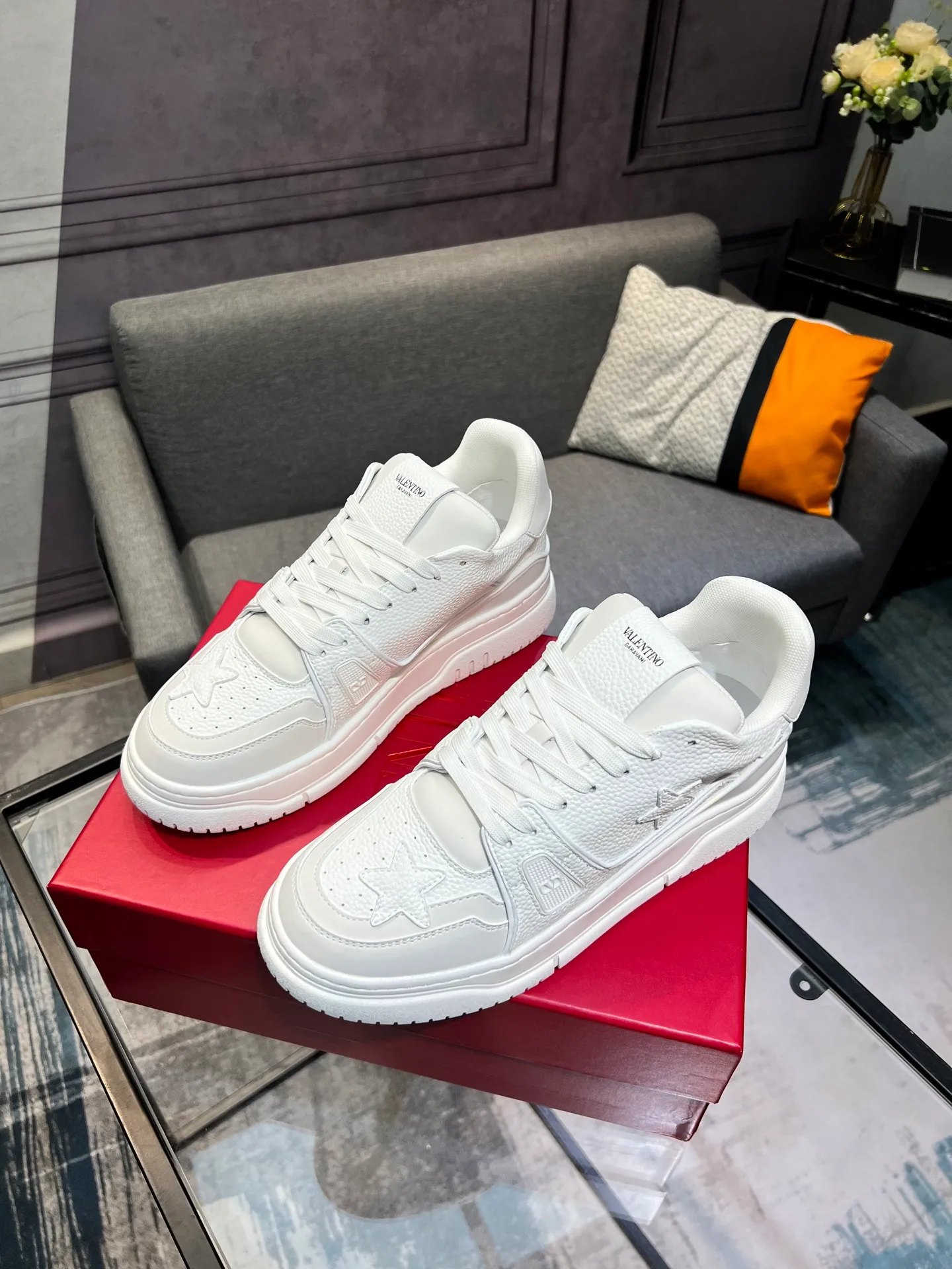 Men's Men's Shoes 💰660 Valentino 2023 early autumn new star shoes are now online! Wang Hedi and Ren Jialun have been worn by many celebrities. Who can refuse the same couple shoes as Wang Hedi! The design of Stars Stab My Heart is cool and spicy. The material of the shoes is cowhide, and every color is beautiful! Size 35-40, men’s size 39-44 (women’s 41, men’s 38, 45🉑️customized)